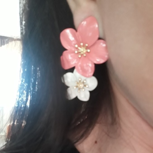 SALE❗️Double Flower Earrings - Picture 3 of 5